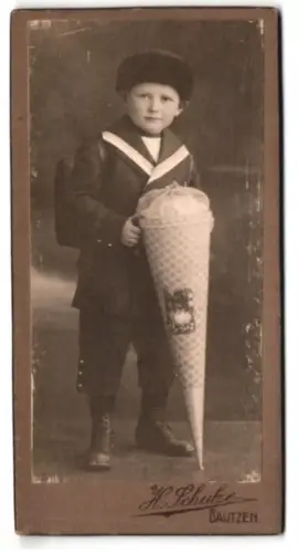 Fotografie H. Schuke, Bautzen, Junge in Matrosenanzug mit Schultüte