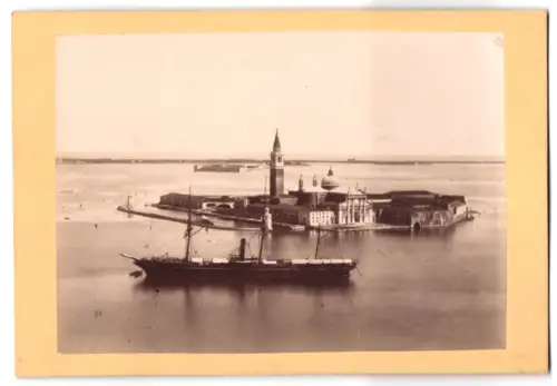 Fotografie unbekannter Fotograf, Ansicht Venedig, San Giorgio Maggiore, Blick auf die Insel mit Schiff