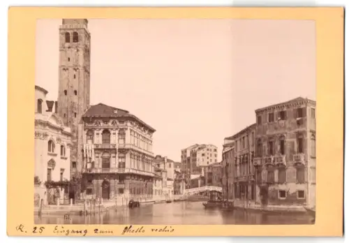 Fotografie unbekannter Fotograf, Ansicht Venedig, Eingang zum Ghetto Vecchio, Palazzo Labbio