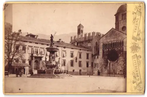 Fotografie G. Bendelli, Trento, Ansicht Trient, Platzansicht mit prächtigem Brunnen