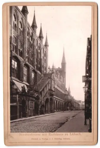 Fotografie J. Nöhring, Lübeck, Ansicht Lübeck, Breitestrasse mit Rathaus 1888