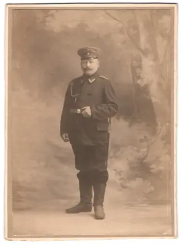 Fotografie unbekannter Fotograf und Ort, Unteroffizier in Uniform mit Schützenschnur 1. Stufe und Bajonett