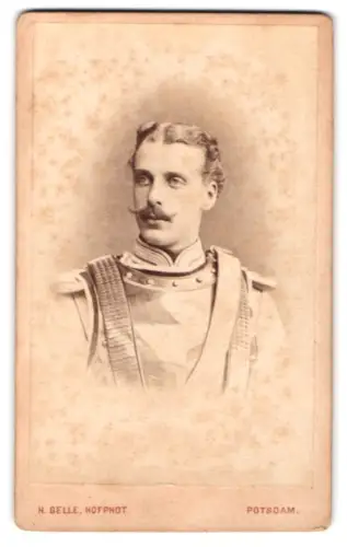 Fotografie Hermann Selle, Potsdam, York-Strasse 4, Kürassier in Uniform mit Kürass