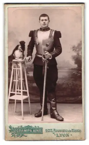 Fotografie Grampa Ainé, Lyon, Avenue de Saxe 203, Französischer Kürassier in Uniform mit Kürass, Helm und Pallasch