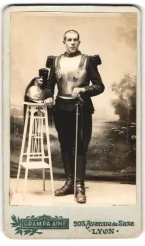 Fotografie Grampa Ainé, Lyon, Avenue de Saxe 203, Französischer Kürassier in Uniform mit Kürass, Helm und Pallasch