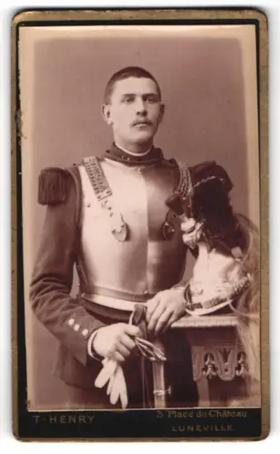 Fotografie T. Henry, Lunéville, Place du Château 3, Französischer Kürassier in Uniform mit Kürass, Helm und Pallasch