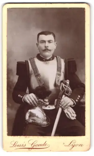 Fotografie Louis Gaude, Lyon, Rue Garibaldi 176, Französischer Kürassier in Uniform mit Kürass, Helm und Pallasch