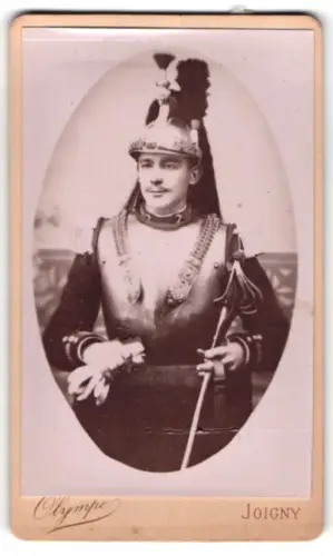 Fotografie Olympe, Joigny, Avenue Gambetta 11, Französischer Kürassier in Uniform mit Kürass, Helm und Pallasch
