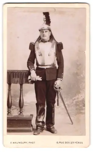Fotografie E. Maunoury, Paris, Rue des Sts. Péres 13, Französischer Kürassier in Uniform mit Kürass, Helm und Pallasch
