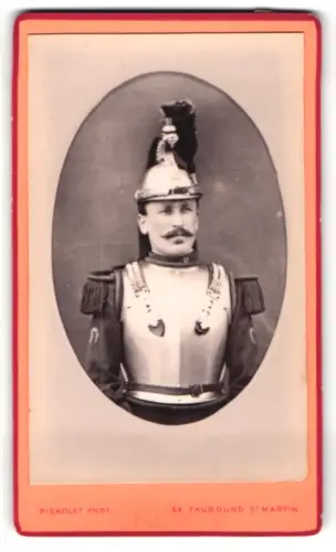 Fotografie Pignolet, Paris, Faubourg St. Martin 34, Französischer Kürassier in Uniform mit Kürass und Helm