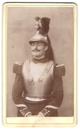 Fotografie unbekannter Fotograf und Ort, Französischer Kürassier in Uniform mit Kürass und Helm