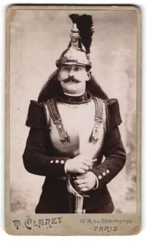 Fotografie P. Claret, Paris, Rue du Commerce 19, Französischer Kürassier in Uniform mit Kürass, Helm und Pallasch