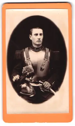 Fotografie Joseph Grampa, Lyon, Rue Garibaldi 168, Französischer Kürassier in Uniform mit Kürass, Helm und Pallasch
