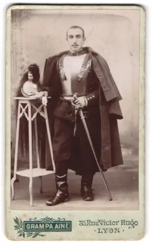 Fotografie Grampa Ainé, Lyon, Rue Victor Hugo 35, Französischer Kürassier in Uniform mit Kürass, Helm und Pallasch