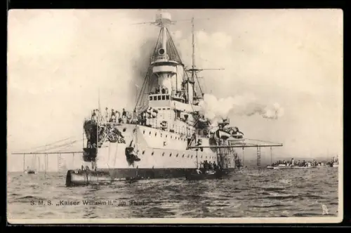 AK Linienschiff S.M.S. Kaiser Wilhelm II. an der Festmachertonne beim Salutschiessen, Kriegsschiff