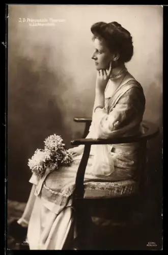 AK Prinzessin Therese von Lichtenstein sitzt auf einem Stuhl mit Blumen