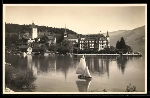 AK Spiez /Thunersee, Schloss und Seepromenade mit Segelboot