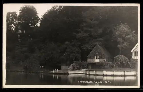AK Cookham Dean, Bootshäuser am Flussufer