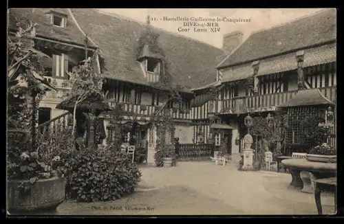 AK Dives-s-Mer, Hostellerie Guillaume-le-Conquérant, Cour Louis XIV