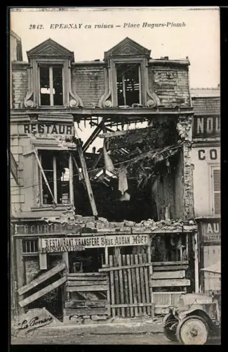 AK Epernay, Place Hugues-Plomb en ruines