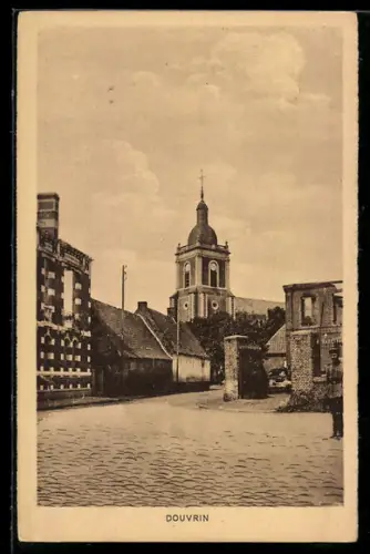 AK Douvrin, Kirchturm und Strassenszene