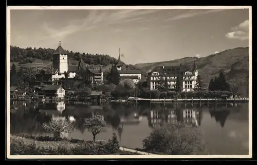 AK Spiez am Thunersee, Ortsansicht mit Turm und Seeufer