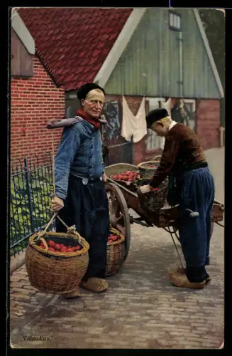 AK Volendam, Zwei Männer mit Obstkörben und Handwagen