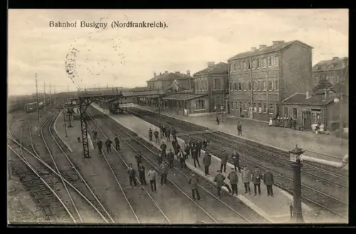 AK Busigny, Bahnhof mit Gleisen aus der Vogelschau, Soldaten, Zivilisten