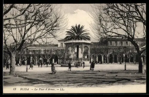 AK Blida, la place d`Armes, le kiosque, quelques passants, les arbres sans feuilles