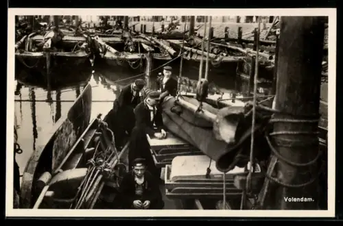 AK Volendam, Auf Fischerboot mit Mannschaft im Hafen
