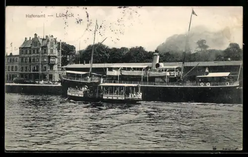 AK Lübeck, Hafenamt mit Frachtdampfer an der Kaimauer