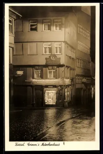AK Kassel, Strassenpartie an Grimm`s Märchenhaus