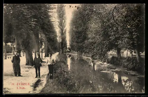 AK Evreux, L'lton, Uferpartie mit Passanten