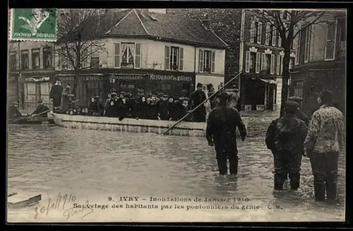 AK Ivry, Inondations 1910, Sauvetage des habitants par les pontonniers du génie