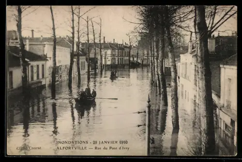 AK Alfortville, Inondations 1910, Rue du Pont d`Ivry, Strassenpartie bei Hochwasser