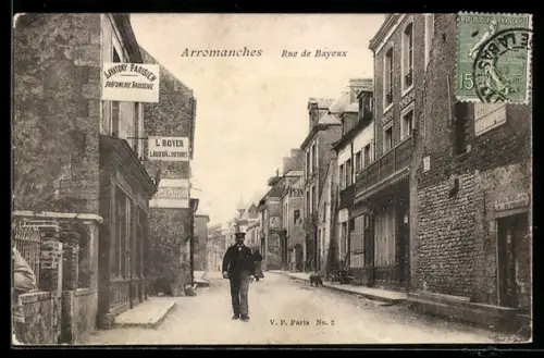 AK Arromanches, Rue de Bayeux, Strassenpartie
