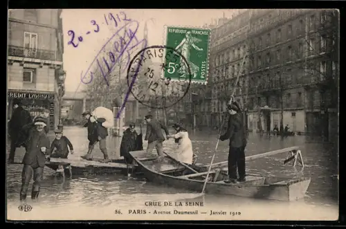 AK Paris, Avenue Daumesnil inondée lors de la crue de la Seine, janvier 1910