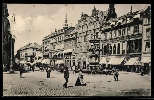AK Kobenhavn, Amagertorv, Platz mit Brunnen und Strassenfeger