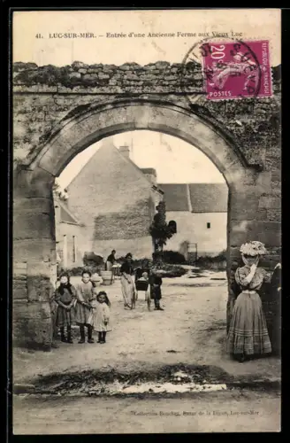 AK Luc-sur-Mer, Entrée d`une Ancienne Ferme au Vieux Luc
