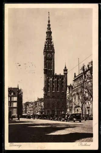 AK Danzig-Gdansk, Strassenpartie mit Blick auf das Rathaus