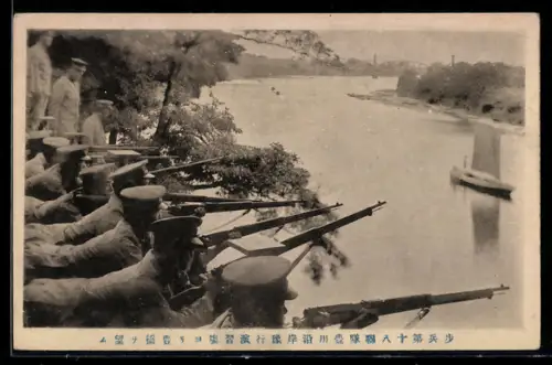 AK Japanische Soldaten mit Gewehren beziehen Stellung mit Blick auf einen Fluss