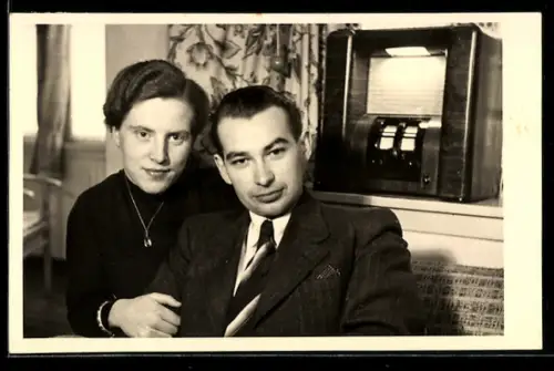 Foto-AK Paar posiert nebe einem Radio