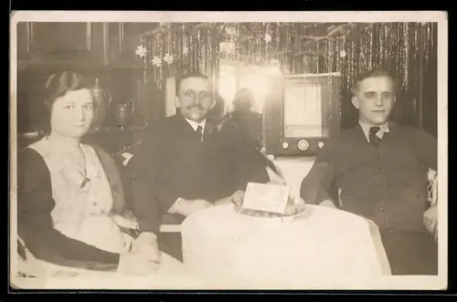 Foto-AK Gruppe zu Weihnachten mit Radio