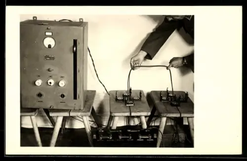 Foto-AK Mann hält ein Kabel eines Radios