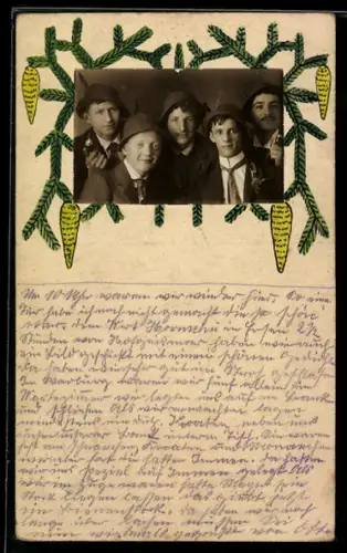 Handgemachte-Collage-AK Junge Männer mit Federn am Hut eingerahmt von Tannenzweigen und Tannenzapfen