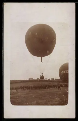 Foto-AK Heissluftballon über einer Menschenmenge