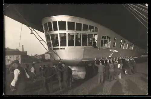 AK Luftschiff Zeppelin, Führergondel kurz nach der Landung