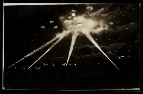 Foto-AK Conflans, Französisches Luftschiff im Scheinwerferlicht im April 1916