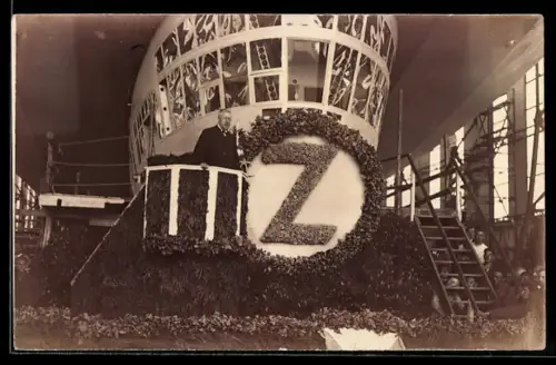 Foto-AK Hugo Eckener als Nachfolger von Graf Zeppelin vor der Führergondel eines Luftschiffs