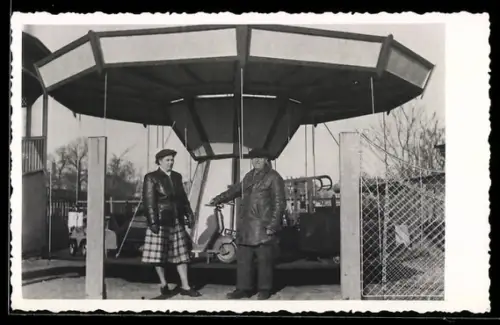 Foto-AK Schausteller stehen vor ihrem Karussel